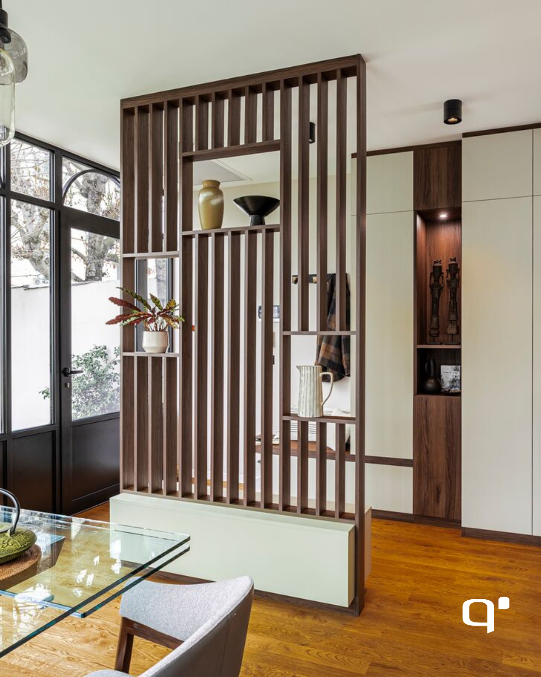 Création d'une armoire de rangement d'entrée avec claustra intérieur assorti blanc et bois à Sommières dans le 30