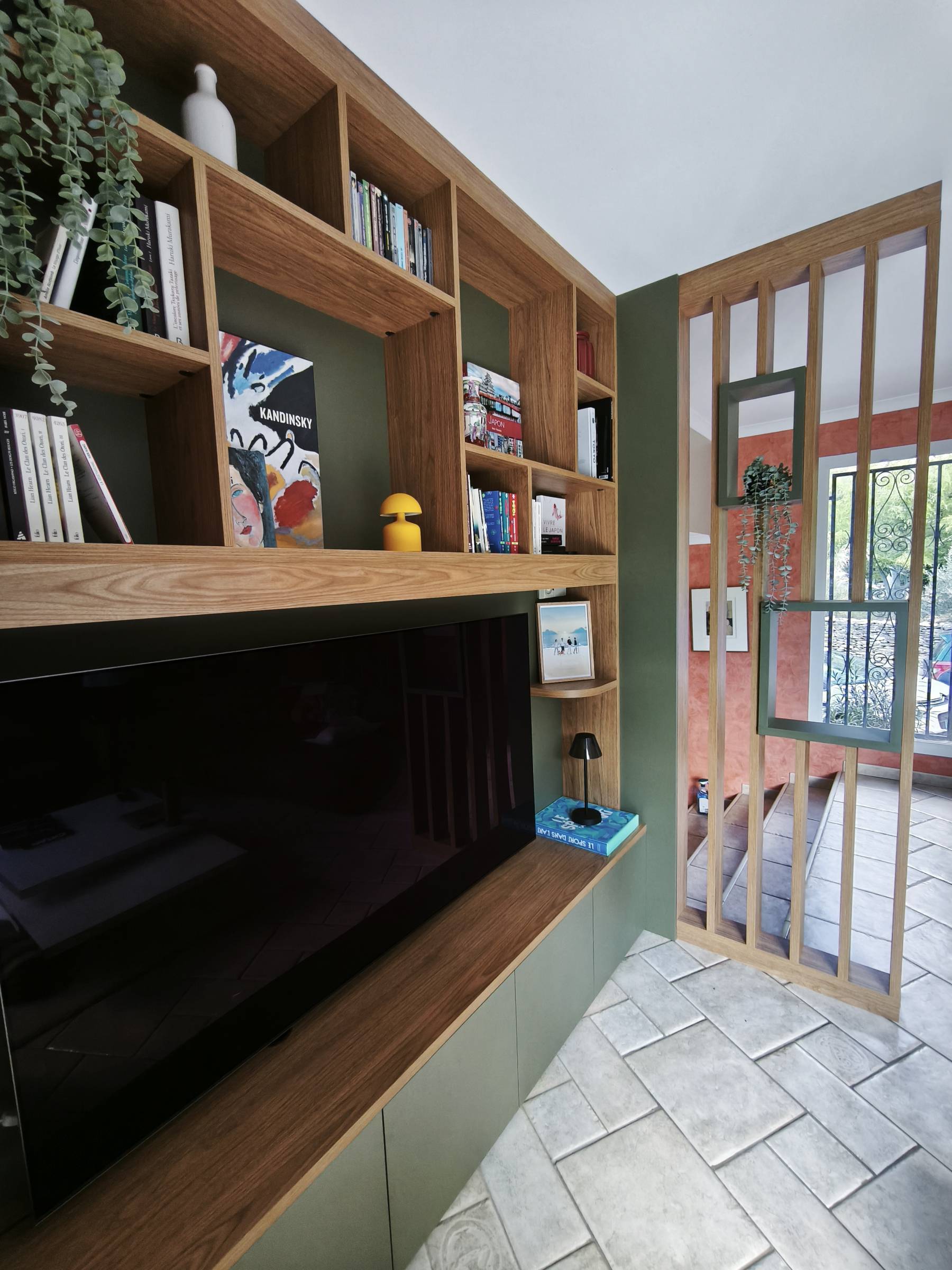 Fabrication d'un espace mural multimédia avec espace télé et rangement installé à Nîmes dans le Gard SDS AGENCEMENT 