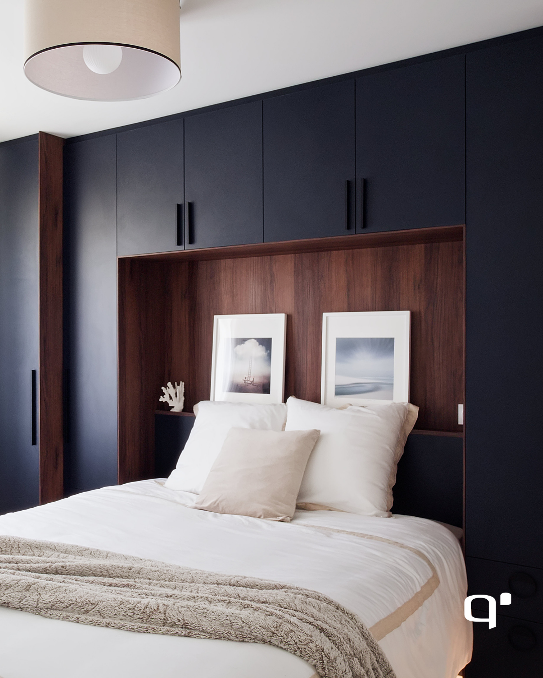 Conception personnalisée et fabrication sur mesure d'un lit pont avec rangement noir et bois installé à Uzès dans le 30