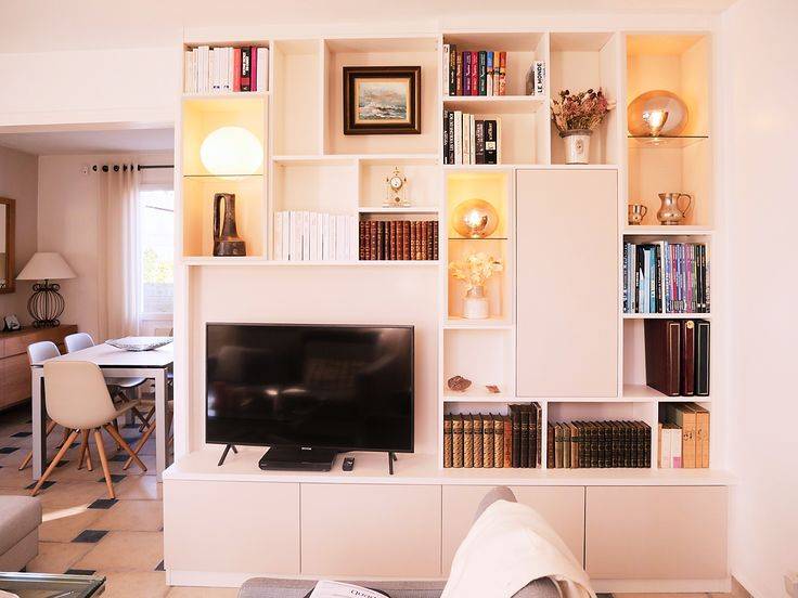 Fabrication et installation d'un meuble TV suspendu sur mesure à Alès dans le Gard