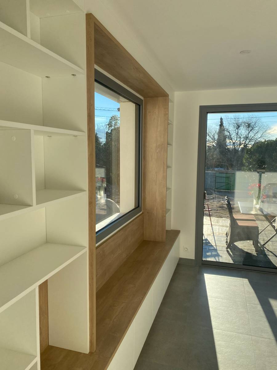 Comment intégrer une fenêtre dans une bibliothèque sur mesure à Alès dans le 30