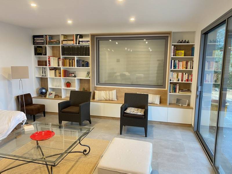 Comment intégrer une fenêtre dans une bibliothèque sur mesure à Alès dans le 30