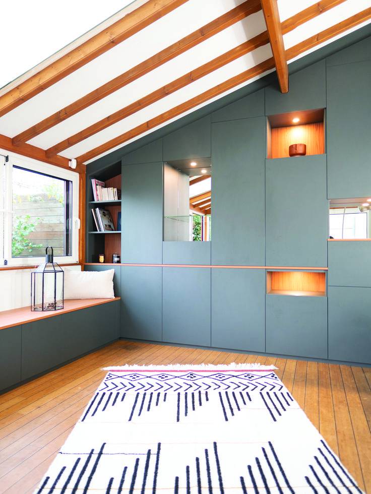 Aménagement sur mesure d'un pan de mur sous toiture en espaces de rangement à Uzès dans le 30