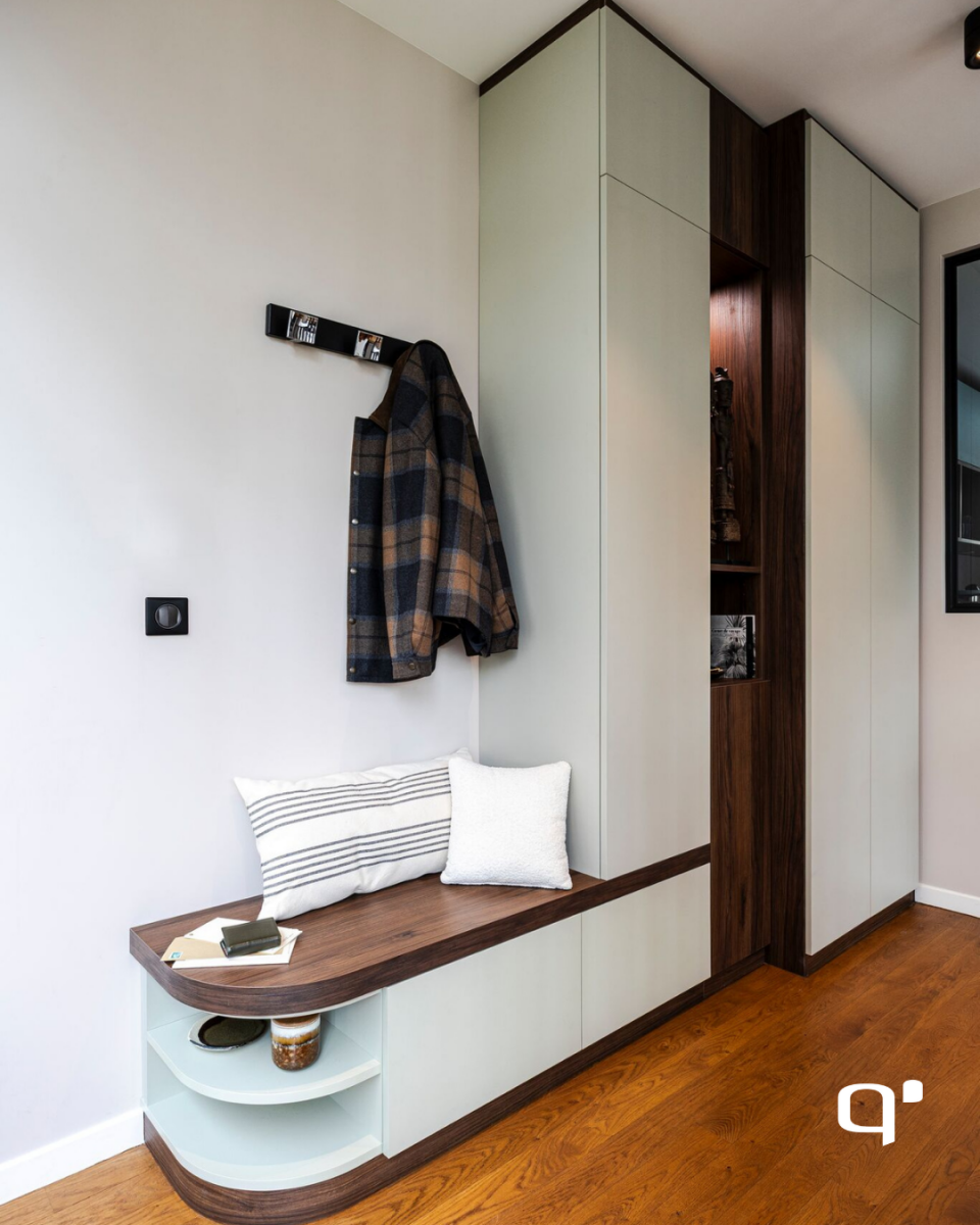 Conception et fabrication sur mesure d'une armoire d'entrée avec meuble à chaussures installé à Nîmes dans le 30