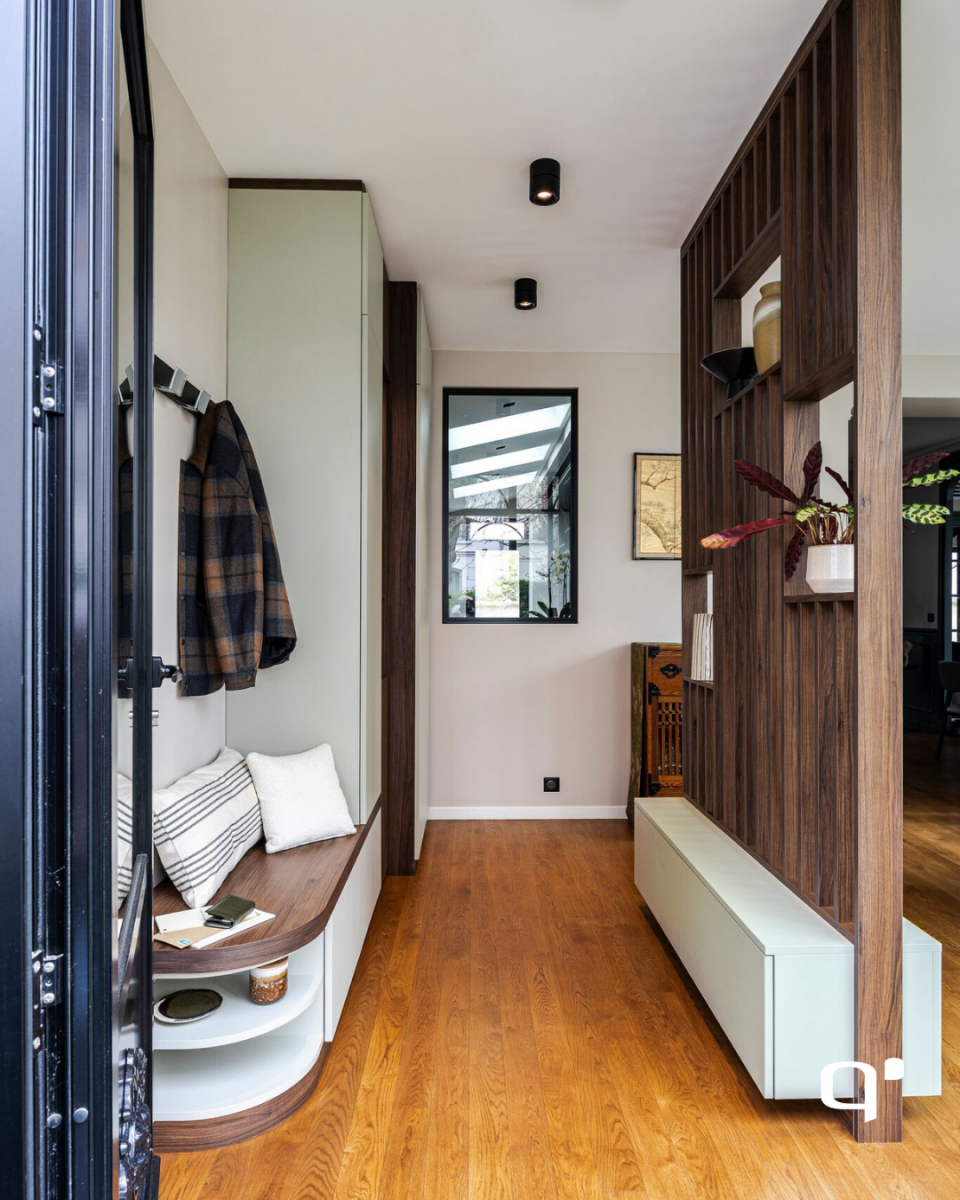 Création d'un espace entrée avec la fabrication sur mesure d'une armoire et l'installation d'un claustra à Nîmes dans le 30