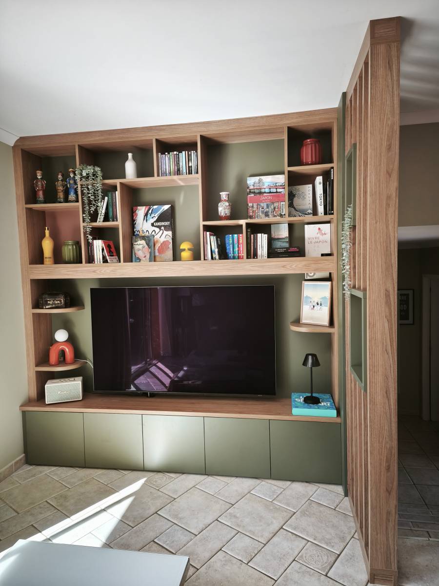 Aménagement mural d'un espace multimédia avec rangements et claustra intérieur intégré séparateur à Nîmes dans le 30