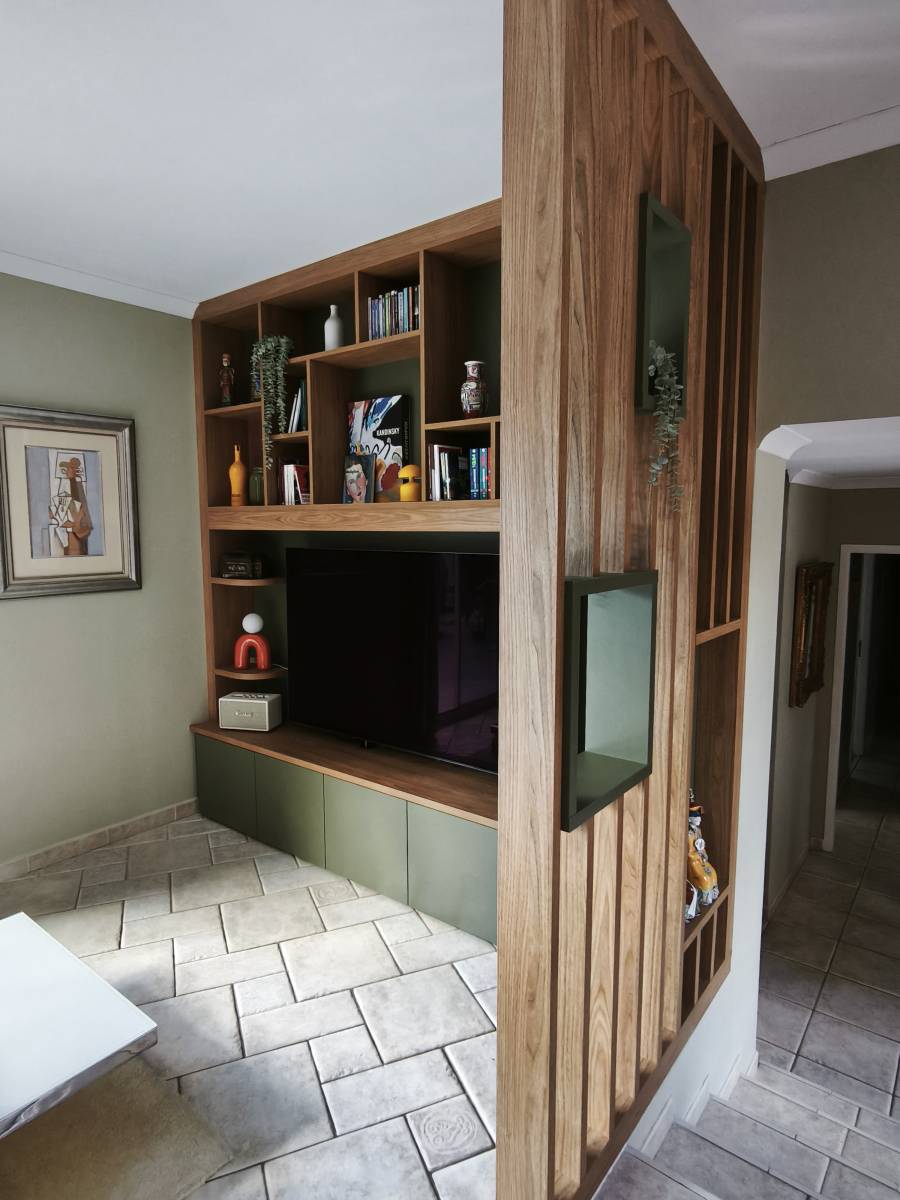 Conception sur mesure d'un mur multimédia TV avec claustra séparateur d'espace à Nîmes dans le 30