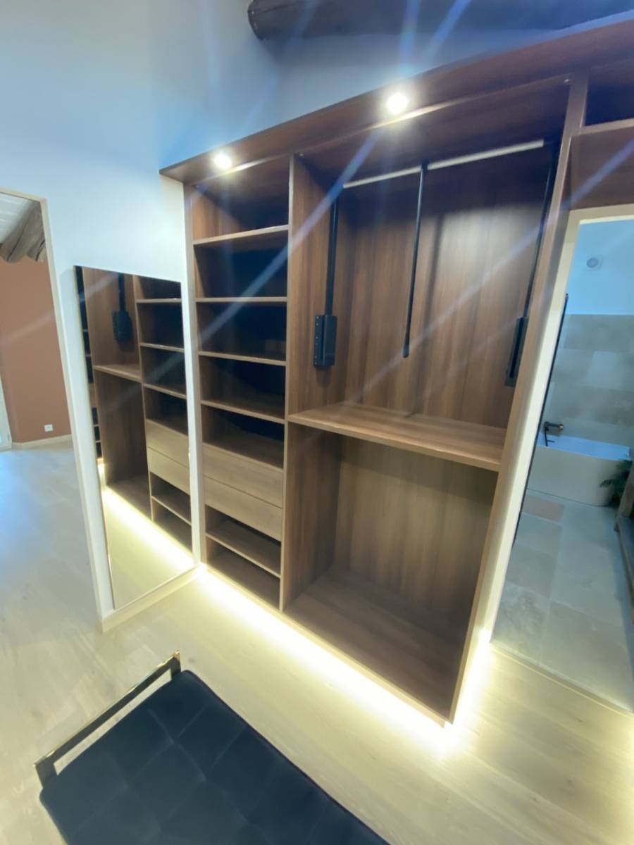 Dressing avec éclairage à Villeneuve les Avignon près de Nîmes